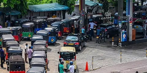 இலங்கை: அதிகரிக்கும் எரிபொருள் தட்டுப்பாடு - தனியார் போக்குவரத்துகள் முடங்கும் அபாயம்