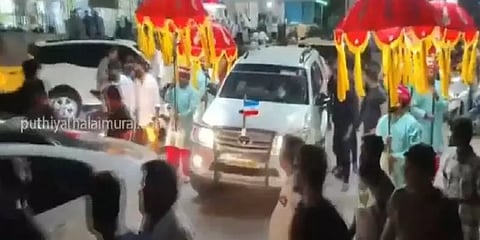 வழக்கறிஞர் பிறந்தநாள் கொண்டாட்டம் - 5 கி.மீட்டருக்கு அணிவகுத்து நின்ற வாகனங்கள்