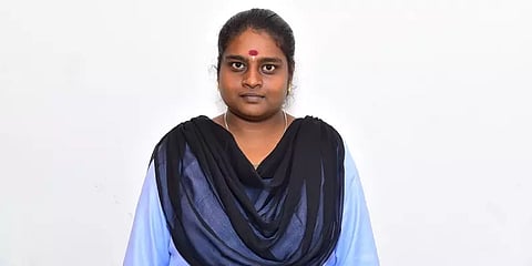 நூதன முறையில் ரூ. 27 லட்சம் கொள்ளை - பெட்ரோல் பங்கில் வேலைபார்த்த பெண்ணுக்கு வலைவீச்சு