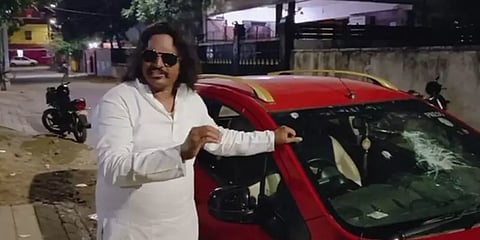 சென்னை: பெட்ரோல் டீசல் விலை உயர்வால் தனது காரை தானே உடைத்த நபர்