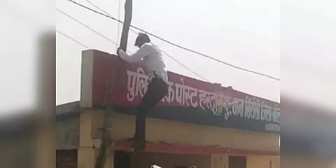 உ.பி: அபராதம் விதித்த இன்ஸ்பெக்டரை பழிவாங்க மின்ஊழியர் செய்த வேற லெவல் சம்பவம்