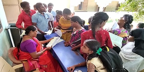 பிள்ளைகளை அரசுப் பள்ளியில் சேர்க்க ஆர்வம்.. நீண்ட வரிசையில் காத்திருக்கும் பெற்றோர்!