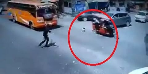 ரிக்ஷாவிலிருந்து தவறிவிழுந்த குழந்தை - பஸ்முன் பாய்ந்து காப்பாற்றிய ட்ராஃபிக் போலீஸ்