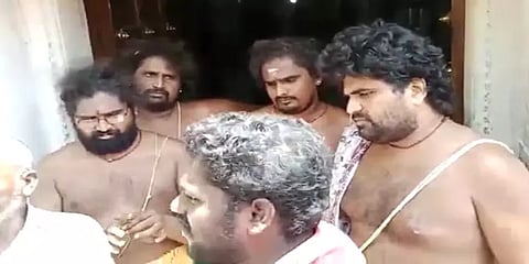 அர்ச்சகர் தாக்கியதில் பக்தர் மண்டை உடைப்பு?–ரத்த காயத்துடன் வாக்குவாதம்.. வைரலாகும் வீடியோ