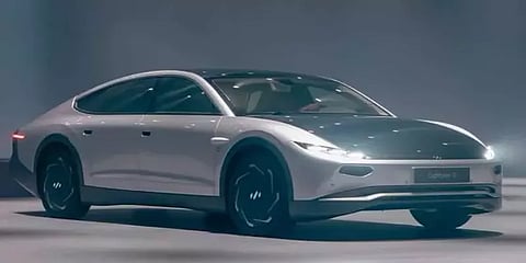 சார்ஜ் ஏற்றாமல் பல மாதங்கள் ஓடுமாம் - சூரிய ஓளியில் இயங்கும் உலகின் முதல் கார் அறிமுகம்