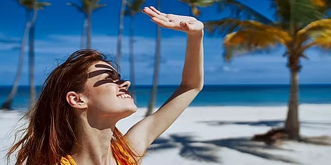 சுட்டெரிக்கும் வெயில்: சன் ஸ்க்ரீன் பயன்படுத்துபவர்கள் இந்த தவறுகளை செய்யாதீங்க!