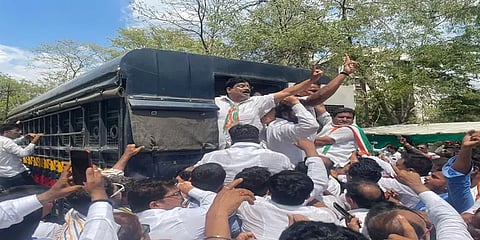 பேரணியில் பங்கேற்ற ப.சிதம்பரத்துக்கு கையில் எலும்பு முறிவு - கிண்டலாக ட்விட்டரில் பதிவு