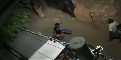 'ரவுடி தம்பி நான்' கஞ்சா போதையில் பொதுமக்கள், போலீஸாரை மிரட்டும் நபர் - வீடியோ