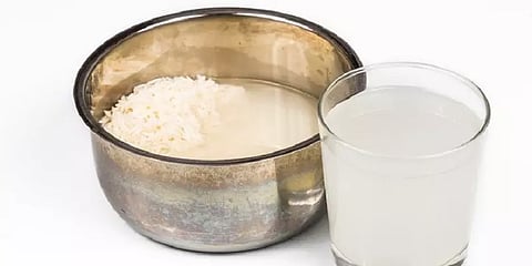 இது தெரிந்தால் அரிசி கழுவிய தண்ணீரை கீழே ஊற்றி வீணாக்க மாட்டீர்கள்!