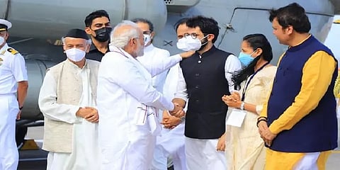 நீங்கள் யார்? ஆதித்யா தாக்கரேவை தடுத்து நிறுத்திய அதிகாரிகள்-பிரதமர் வரவேற்பில் சர்ச்சை