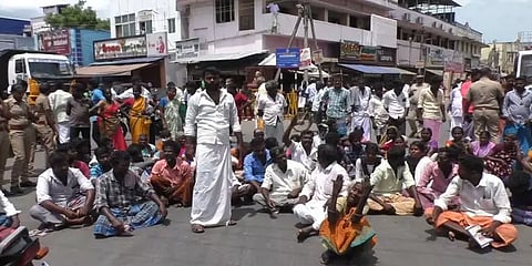 அசுரன் பாணியில் நடந்த சோகம் - மகனுக்காக இளைஞர்கள் காலில் விழுந்த தந்தை உயிரிழப்பு