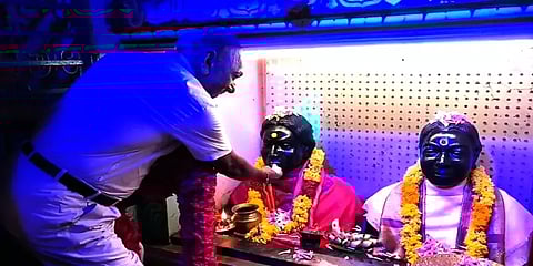 மறைந்த தாய் மற்றும் மனைவியின் சிலை முன்பு கேக்வெட்டி பிறந்த நாள் கொண்டாடிய ஓய்வுபெற்ற எஸ்ஐ