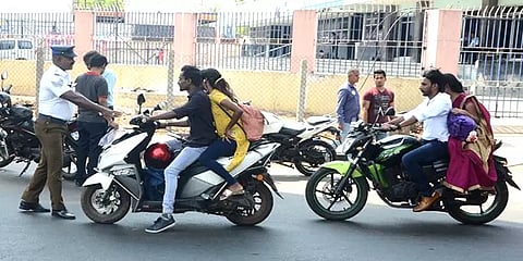 வாகன சோதனையில் சிக்கிய சிறார்கள்: உரிமம் இன்றி வாகனம் ஓட்டியதாக 525 வழக்குகள் பதிவு