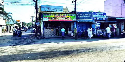 சென்னை: பையில் எடுத்துச் சென்ற நாட்டு வெடிகுண்டு சாலையில் வெடித்துச் சிதறல்