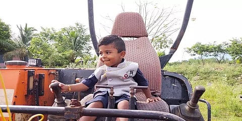 திண்டுக்கல்: JCB, Hitachi வாகனங்களை அசால்ட்டாக இயக்கி ஆச்சர்யமூட்டும் இரண்டரை வயது சிறுவன்