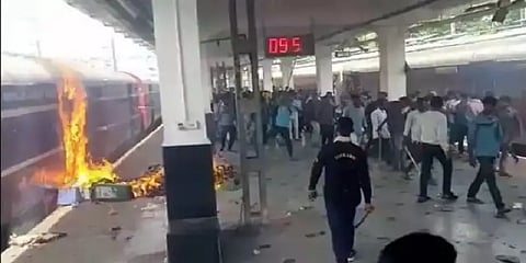 ‘அக்னிபத் திட்டம்’ - வன்முறை களமான ஆர்ப்பாட்டம்.. போலீஸ் துப்பாக்கிச் சூட்டில் ஒருவர் பலி