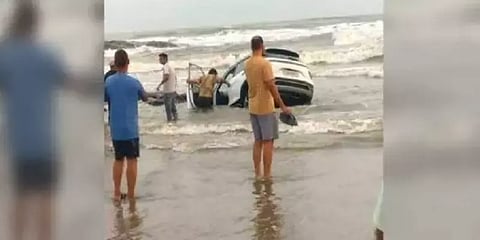 கோவா: சாகசத்துக்கு ஆசைப்பட்டு சோதனையில் சிக்கிக் கொண்ட நபர்!