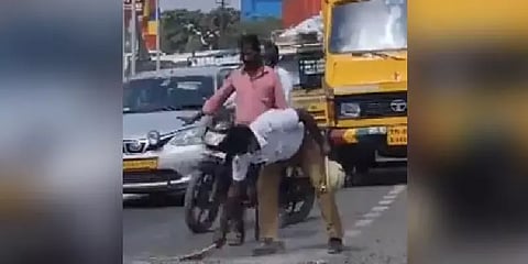 Viral Video: சாலையை சுத்தம் செய்த டிராஃபிக் போலீஸ்; ஏன் தெரியுமா?