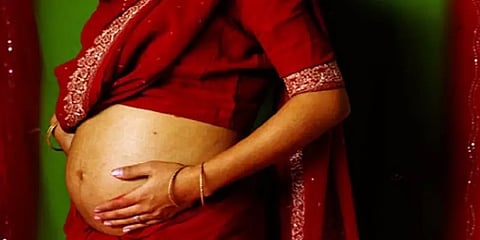 ஒரு மாசம் முன்னாடிதான் கல்யாணம்.. ஆனால் 4 மாசம் கர்ப்பம்: அதிர்ந்துப்போன கணவர்!