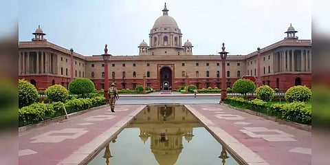 வாக்காளர் அட்டை எடுக்க போறீங்களா?: இனி உங்க ஆதார் எண்ணையும் கேட்பாங்க!