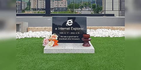 இன்டர்நெட் எக்ஸ்புளோரரின் நினைவாக கல்லறையை கட்டிய கொரிய பொறியாளர்!