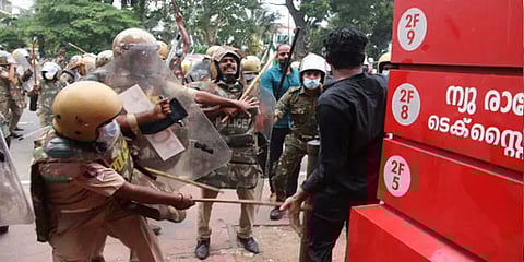 கேரளா தலைமைச் செயலகம் முன்பு காங்கிரஸ் கட்சியினர் போராட்டம்: தடியடி நடத்தி கலைப்பு