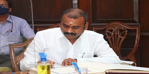 கோவை விமான நிலையத்தில் மத்திய அமைச்சர் எல்.முருகன் தடுத்து நிறுத்தப்பட்டதால் பரபரப்பு