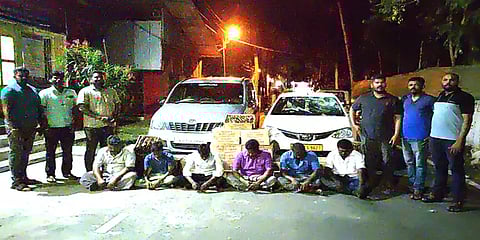 காரைக்கால் டூ மயிலாடுதுறை: காரில் கடத்தப்பட்ட 3 லட்சம் மதிப்புள்ள மது பாட்டில்கள் பறிமுதல்