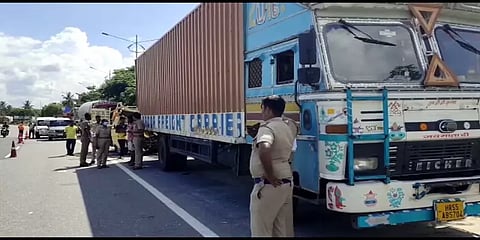 பட்டப்பகலில் விபத்து.. லாரி மீது மோதிய சின்னயானை.. வாகனத்தில் வந்த மூவர் பலியான சோகம்!