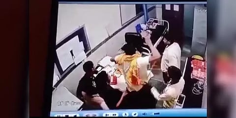 “உரிய நேரத்தில் சிகிச்சை அளிக்கவில்லை” - மருத்துவர் மீது உறவினர்கள் சரமாரி தாக்குதல்!