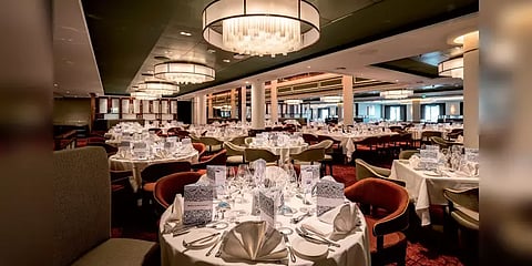 இந்த கோடீஸ்வரருடன் இரவு உணவு அருந்த ரூ.150 கோடி ! யார் அவர்?