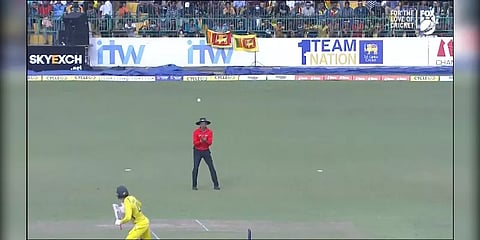 இலங்கை - ஆஸி. போட்டியின்போது பந்தை கேட்ச் பிடிக்க முயன்ற நடுவர்.. வைரலாகும் புகைப்படம்!