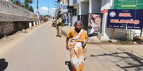 “பாட்டி லிப்ட் கொடுக்கவா?”.. உதவி செய்வதுபோல் நாடகமாடி மூதாட்டியிடம் தங்க நகைகள் பறிப்பு