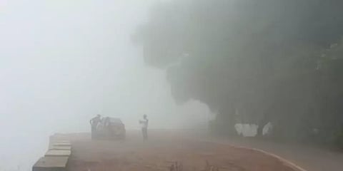 குன்னூரை முழுவதுமாக மறைத்த 'மிஸ்ட்' - கடுமையான குளிரில் மக்கள்