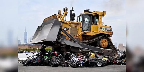 விதிகளை மீறியதாக பறிமுதல் செய்யப்பட்ட இருசக்கர வாகனங்கள் புல்டோசர் ஏற்றி அழிப்பு!