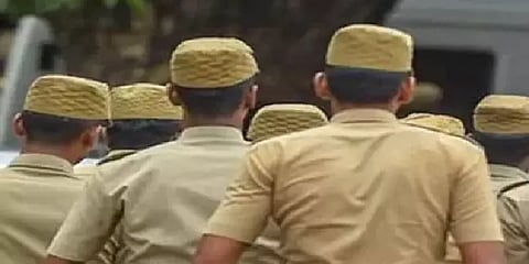 வந்து இறங்கியதும் திரும்பிய ஆயுதப்படை...! அதிமுக தலைமை அலுவலகத்தில் பரபரப்பு