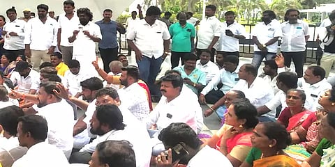 ஜெயலலிதா நினைவிடத்தில் ஓபிஎஸ் ஆதரவாளர்கள் திடீர் போராட்டம்.. மெரினாவில் பரபரப்பு