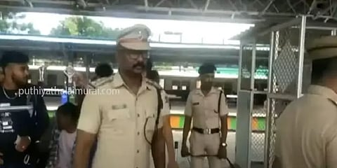 ’ஓபிஎஸ்ஸை ஏற்காவிட்டால் ரயில் நிலையங்களில் வெடிகுண்டு வெடிக்கும்’ - மர்மநபர் மிரட்டல்