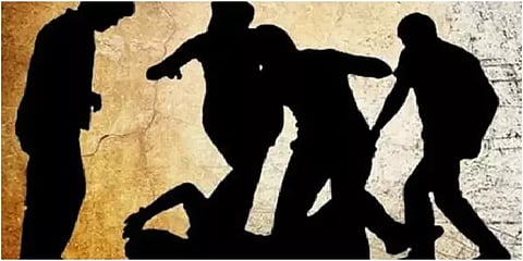 மனைவிக்கு முத்தம் கொடுத்ததால் இளைஞருக்கு சரமாரி அடி - ஏன் தெரியுமா?