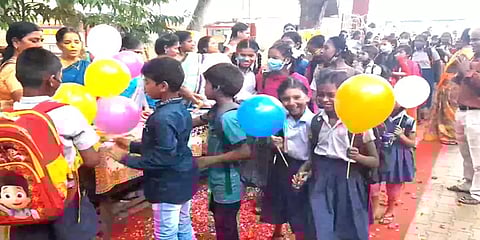 புதுச்சேரியில் இன்று பள்ளிகள் திறப்பு - மாணவர்களை உற்சாகமாக வரவேற்ற ஆசிரியர்கள்