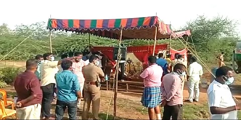 காயங்களுடன் சாக்கில் வைத்து புதைக்கப்பட்ட பெண் சடலம் - போலீசார் தீவிர விசாரணை