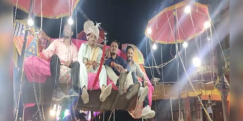 புல்டோசரில் சவாரி செய்து திருமண நிகழ்ச்சியில் பங்கேற்ற சிவில் இன்ஜினியர் மாப்பிள்ளை!