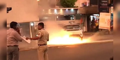 முதல் முறையாக தீப்பற்றி எரிந்த மின்சார “கார்”! நல்வாய்ப்பாக உயிர்தப்பிய உரிமையாளர்!