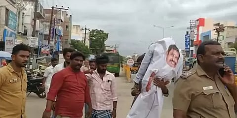 இபிஎஸ் உருவபொம்மையை தேனியில் எரிக்க முயற்சி - தடுத்து நிறுத்திய போலீஸ்