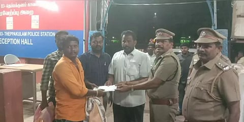 ஏடிஎம்-ல் பணத்தை தவறவிட்ட நபர்! முறையாக ஒப்படைத்த கூலித்தொழிலாளிகளுக்கு குவியும் பாராட்டு