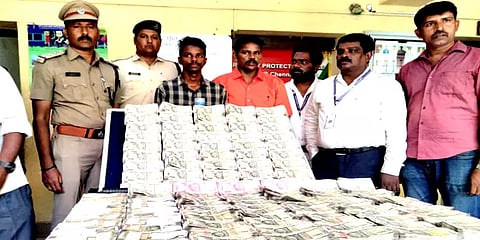 ரயில் பயணியின் சட்டையில் கட்டுக்கட்டாக ரூபாய் நோட்டுகள் .. மிரண்டு போன அதிகாரிகள்!