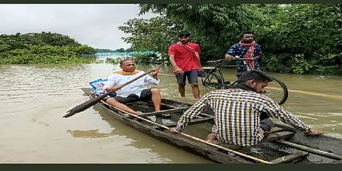 வெள்ளத்தில் சூழந்த மக்கள் - 'காப்பானாக' மாறிய அசாம் அமைச்சர்! குவியும் பாராட்டு