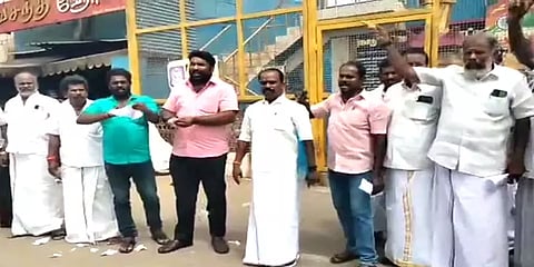 கமுதி: இபிஎஸ் படத்தை கிழித்தெறிந்து ஆர்பாட்டத்தில் ஈடுபட்ட ஓபிஎஸ் ஆதரவாளர்கள்