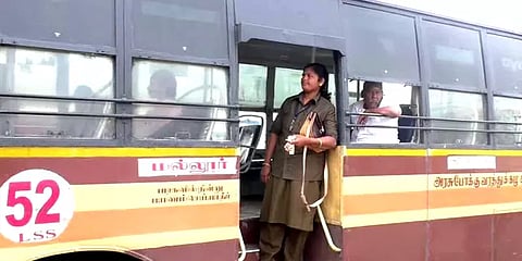 நாமக்கல்: அரசு போக்குவரத்துக் கழகத்தில் நியமிக்கப்பட்ட முதல் பெண் நடத்துநர்