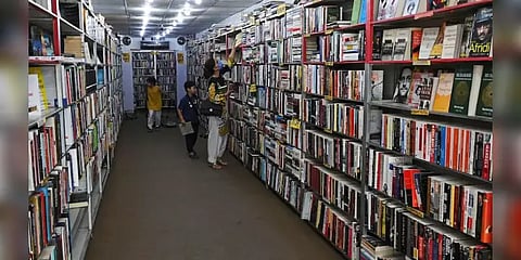 மாணவர்களுக்கு புத்தகங்கள் அச்சடிக்க காகித பற்றாக்குறை - கடும் நிதிநெருக்கடியில் பாகிஸ்தான்